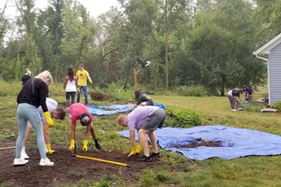 Cornell College students participate in a Service Day during NSO week.